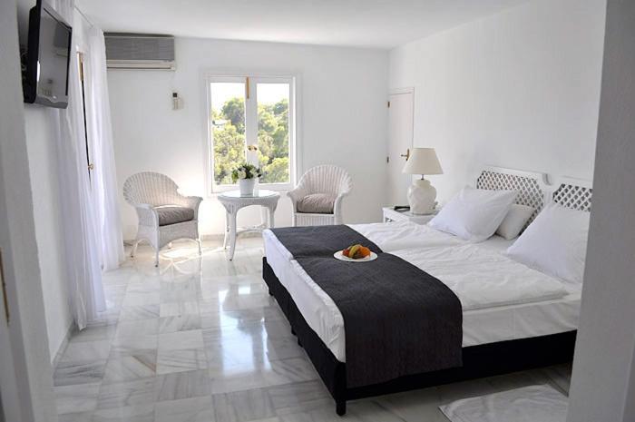 Hotel Village Cala Vadella  Rum bild